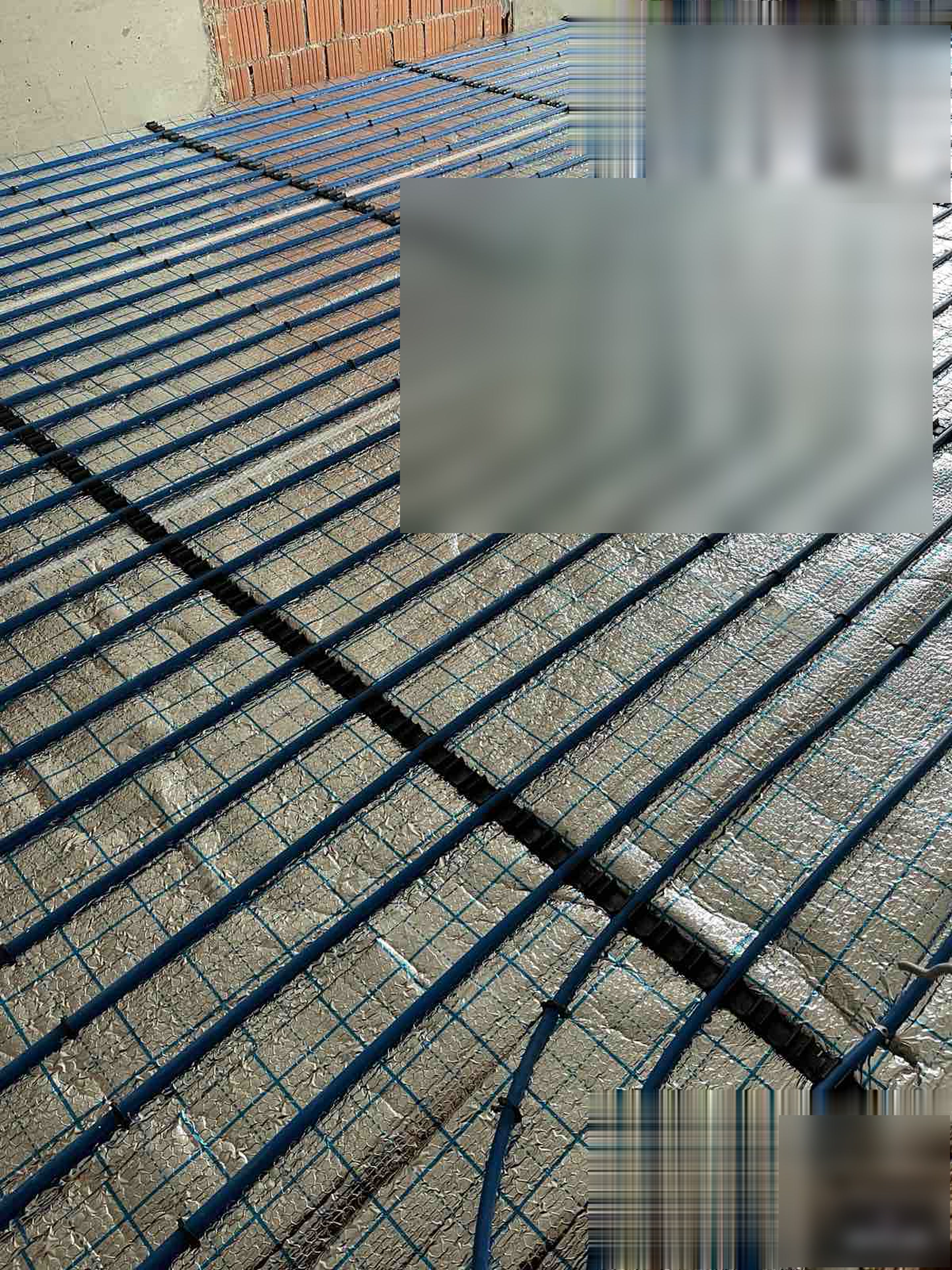 Ngrohje — tubacion blu në izolim